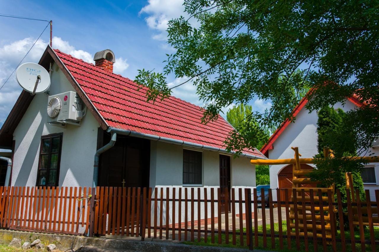 Апартаменты Huszar Vendeghaz Эрвеньеш Экстерьер фото