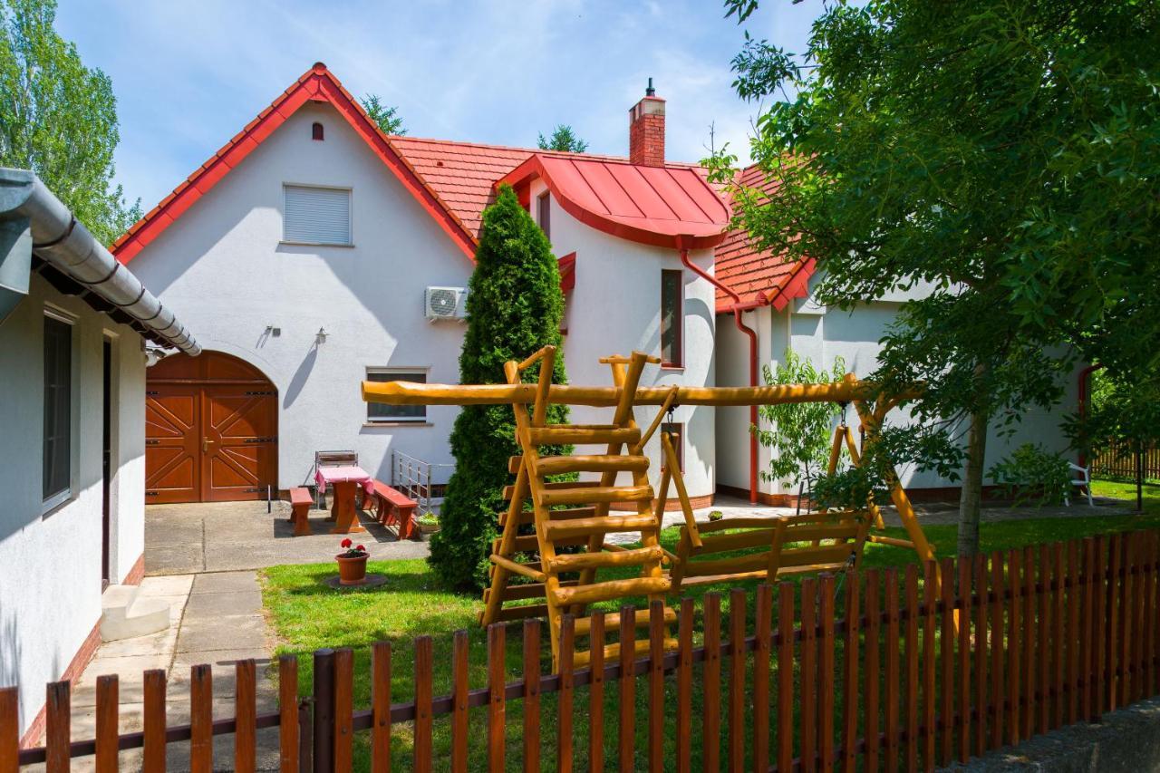 Апартаменты Huszar Vendeghaz Эрвеньеш Экстерьер фото